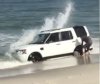 Land Rover Discovery vast op het strand