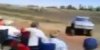 Monstertruck crashed in publiek tijdens dragrace
