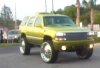 Lime groene Chevrolet Tahoe op 30 inch wielen