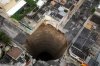 Auto verdrinkt in Sinkhole