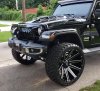 Woest! Deze Jeep Wrangler Sahara op 26 inch wielen